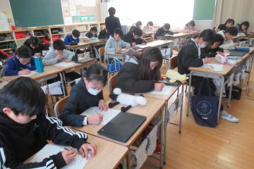 6年生が、配られたプリントに取り組んでいる様子