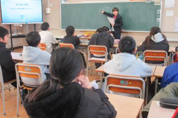 講師の先生の説明を6年生が集中して聞いている様子