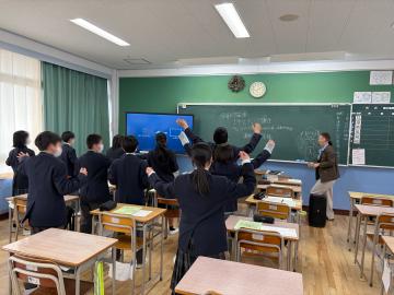 生徒たちがエアロビクスインストラクターから学ぶ様子