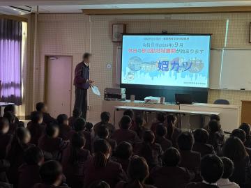 生徒に姫カツについて説明する様子