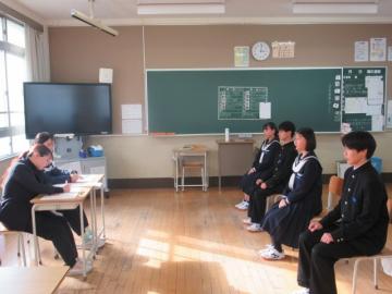 面接練習です。教室で等間隔に並べた椅子に座った生徒と、向かいに座る教師の様子