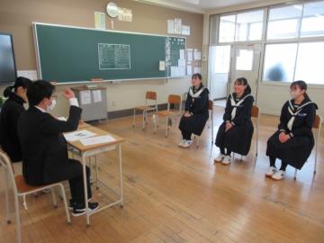 面接事後指導で、緊張から解放された生徒たちが面接官役の先生からアドバイスをもらっている様子