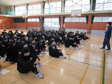 入試に向けての普段からの心構えについて、先生から話を聞いている生徒の様子