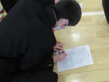 説明を聞きながら、配付された確認事項のプリントに自分でさらに注意点を書き加えている様子