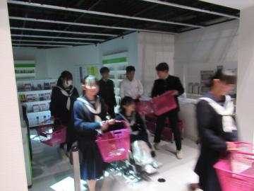 買い物中に大きな地震に遭遇した時の動きを体験している様子