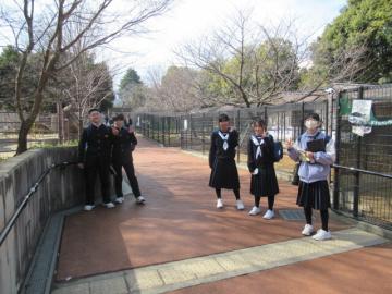 班で動物園内を散策している様子