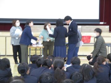 寸劇で役を演じる生徒たちの様子