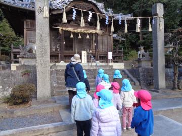 神社にお参りする園児たちの様子