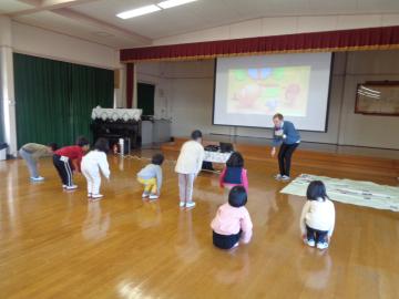 遊戯室内で英語の歌を歌う園児たちの様子