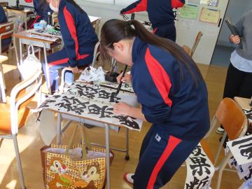 立ったまま作品を書いている様子です