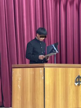 生徒会長が提案を読み上げている様子です