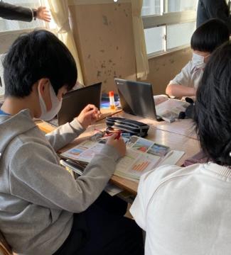 教室で防災について教科書で調べている児童の様子