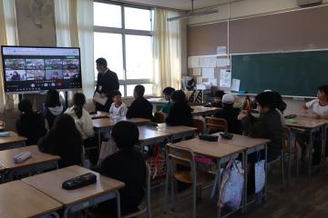 教室内で児童たちがオンラインでビブリオバトルを行っている写真