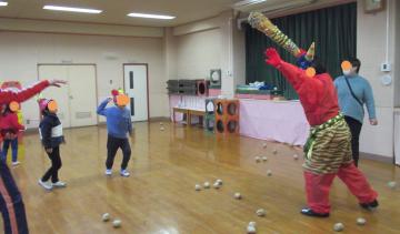 室内で最後の力を振り絞り子ども達に向かっていく鬼の様子