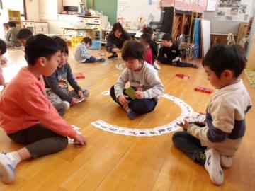 室内で4歳児がぐるぐるカードをしている様子