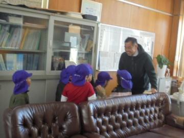 5歳児が校長先生に手紙を渡しているところ