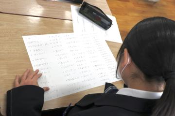 机に向かってお金がとこで使われているかを考えている生徒の様子