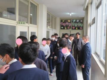 鹿谷中学校特別教室棟を見学する6年生の様子