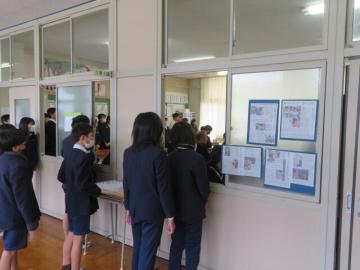 鹿谷中学校2年教室を見学する6年生の様子