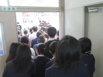 鹿谷中学校音楽室を見学する6年生の様子