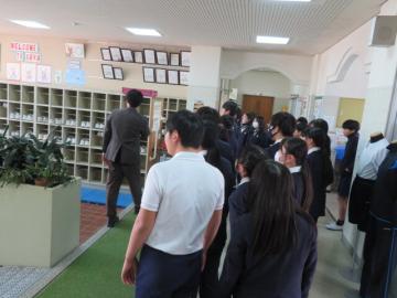 鹿谷中学校の南館1階を見学する6年生の様子