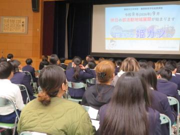 部活動についての説明動画を視聴する6年生と保護者の様子