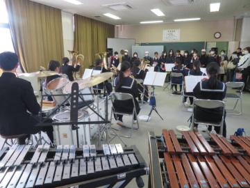 鹿谷中学校音楽部の見学をする6年生の様子