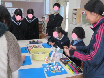 鹿谷中学校美術部の見学をする6年生の様子