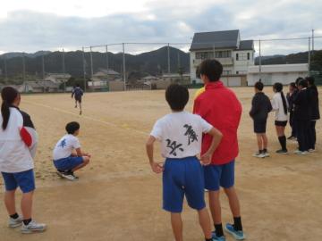 校庭で鹿谷中学校陸上部の体験をする6年生の様子