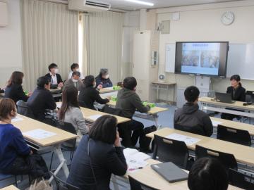 教室で養護教諭が保健に関して報告している様子