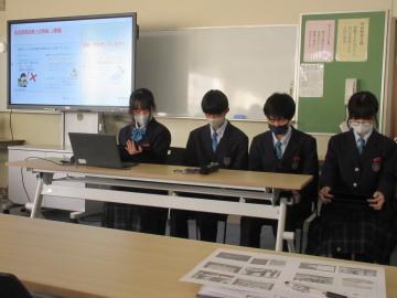 教室で衛生委員会の生徒が活動内容を発表している様子