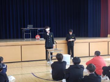 開会の言葉を話す生徒の様子