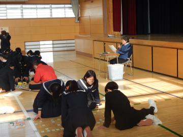 百人一首の読み札を読む先生の様子