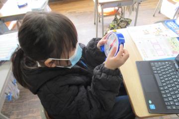 児童が算数セットの時計を使っている様子