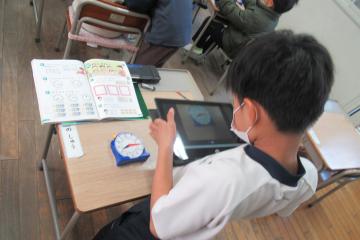 1年生がクロームブックを使って撮影している様子