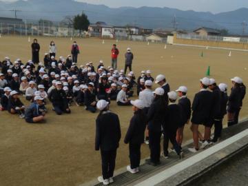 児童集会の開会あいさつをする運営委員会の6年生