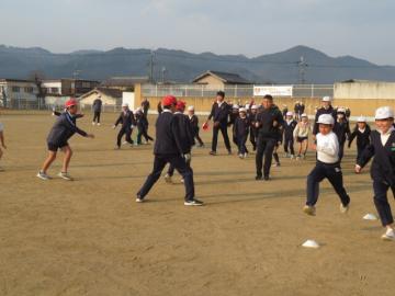 赤帽のサメ役をよけて移動する子どもたち