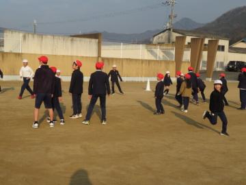 サメゾーンのすき間をぬって移動に成功した2年生