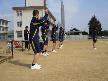 選手宣誓をする生徒たちの様子