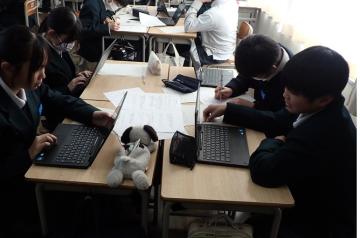 教室で探究学習で調べている生徒たちの様子