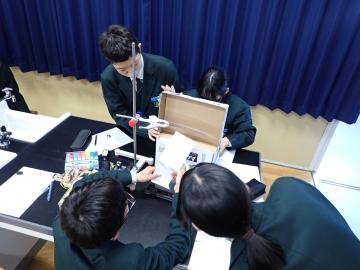 生徒がテレプロンプターの実験をしているところ