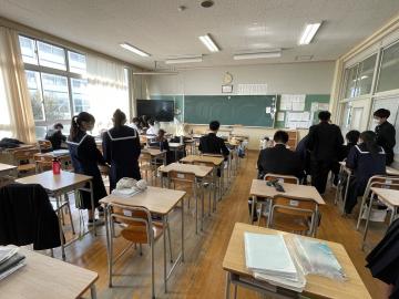 3年4組の生徒が休み時間に教室で過ごしているようす