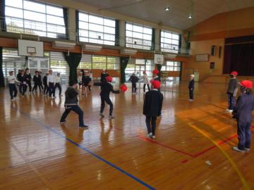 体育館で屋内スポーツクラブの運動を体験する3年生たち