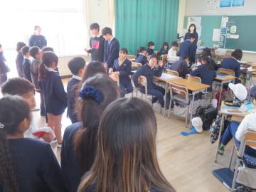室内あそびクラブの紹介をする6年生