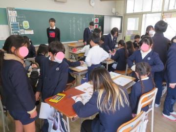 室内あそびクラブの体験をする3年生