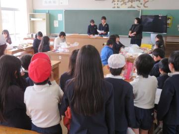 図工クラブの紹介をする6年生