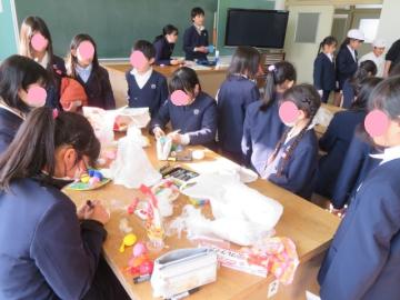 図工クラブの体験をする3年生