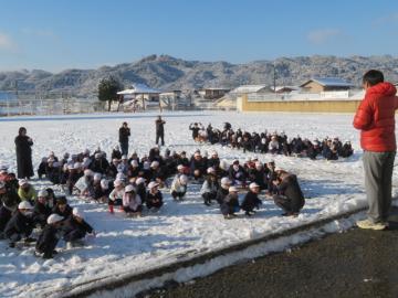 全校雪あそびの安全確認をする全校生