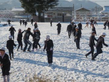 大喜びで雪遊びをはじめる子どもたち