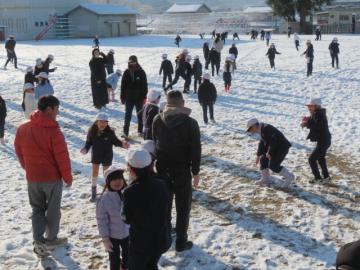 全校生による雪遊びで土が見え始める運動場